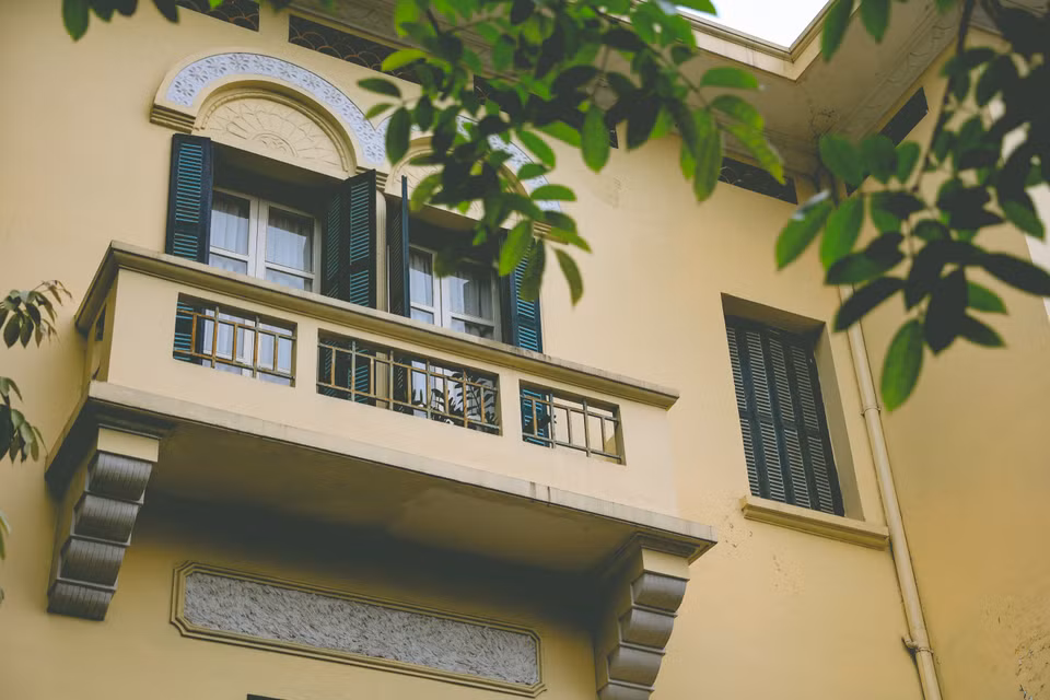 Kiến trúc đặc trưng với mái bằng và ban công gợi tả đến những căn biệt thự nằm ven bờ Địa Trung Hải nay xuất hiện giữa lòng Hà Nội. (Ảnh: Hoài Nam/Vietnam+)