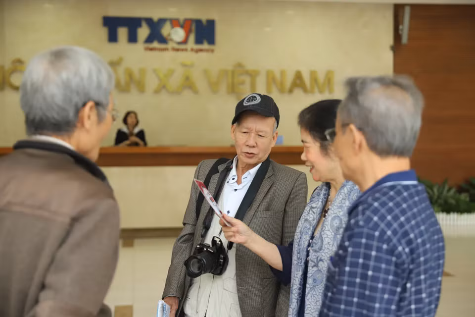  Tới nay, đã tròn 50 năm ngày họ lên chuyến tàu rời miền Bắc (16/3/1973), mang theo hành trang là cuốn sổ, cây bút, chiếc máy ảnh... để chiến đấu và tác nghiệp, giữ cho dòng tin chảy mãi. (Ảnh: Hoài Nam/Vietnam+)