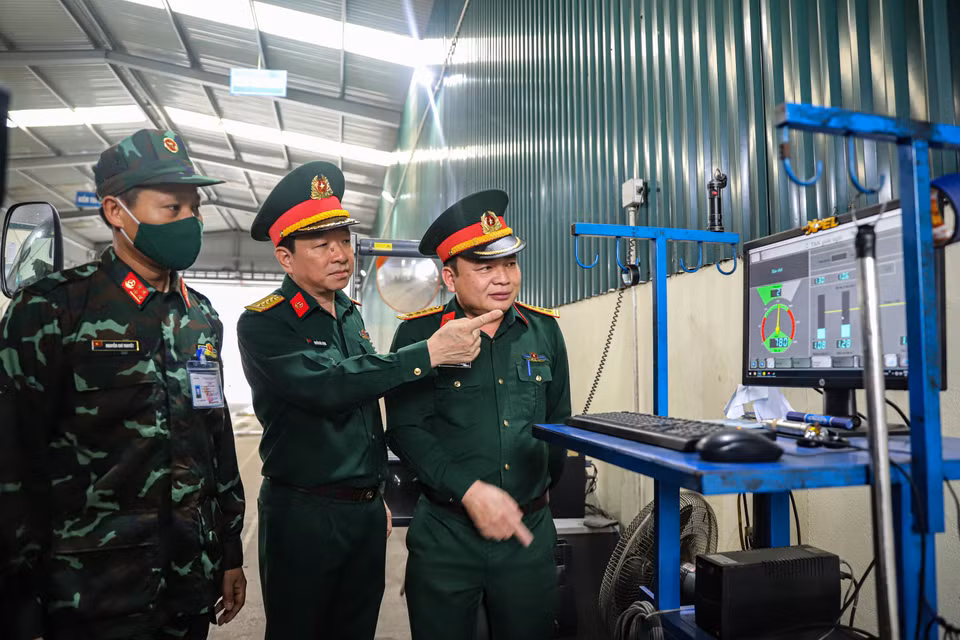 Phó Cục trưởng Cục Xe-Máy, Đại tá Nguyễn Đức Lượng cho biết: ‘Các kiểm định viên quân sự sẽ thực hiện nhiệm vụ tăng cường hỗ trợ tổ chức đăng kiểm xe dân sự đảm bảo nhu cầu của người dân cho đến khi nào hoàn thành nhiệm vụ và chưa có thời gian rút quân cụ thể.’ (Ảnh: Hoài Nam/Vietnam+)