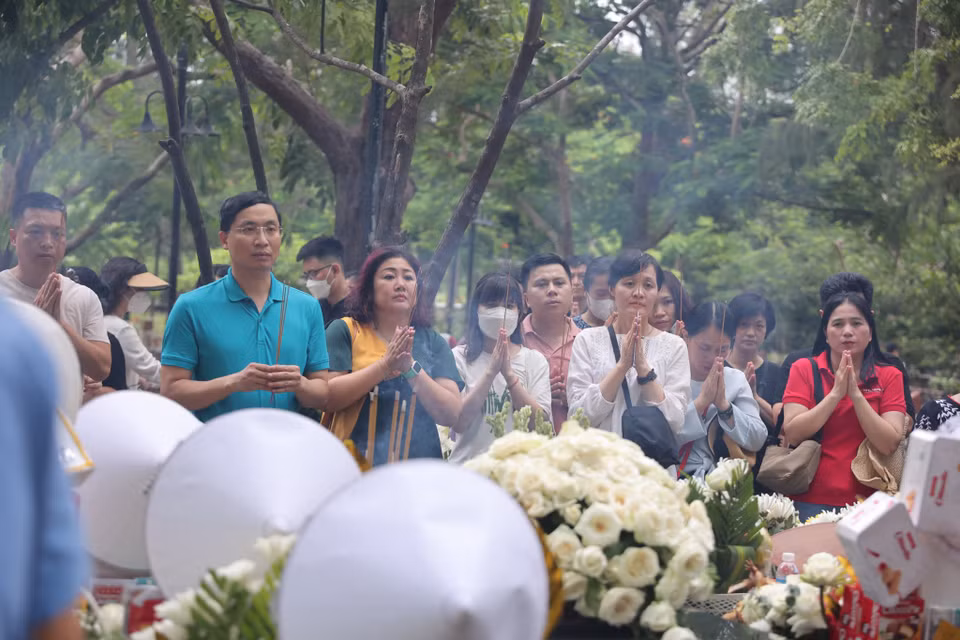 Báo Điện tử VietnamPlus dâng hương tại mộ người nữ anh hùng Võ Thị Sáu. (Ảnh: Hoài Nam/Vietnam+)