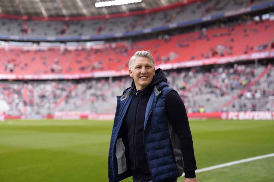 Bastian Schweinsteiger có mặt tại trận đấu trong tư cách bình luận viên. (Nguồn: FcBayern)