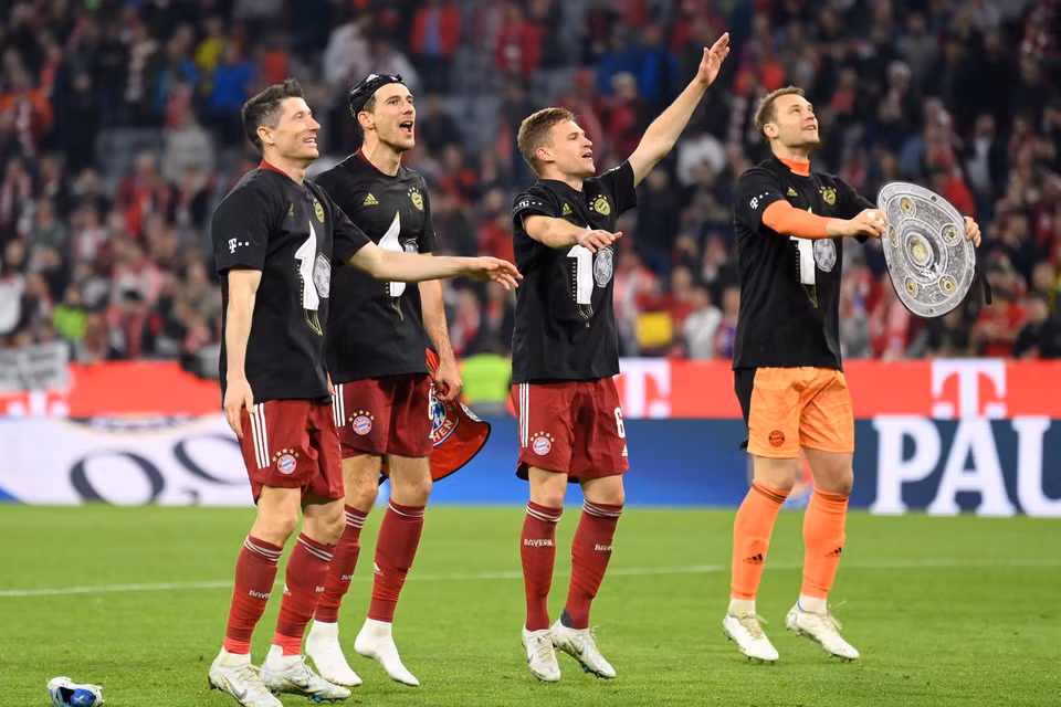 Màn ăn mừng với chiếc đĩa bạc bằng...bìa.(Nguồn: FcBayern)