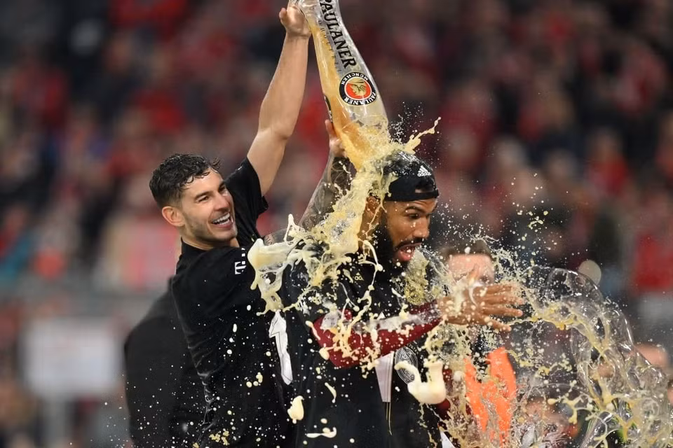 Lucas Hernandez tắm bia cho Choupo-Moting. (Nguồn: FcBayern)
