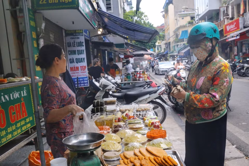 Người dân mua đồ cúng lễ Vu Lan. (Ảnh: Tuấn Đức/TTXVN)