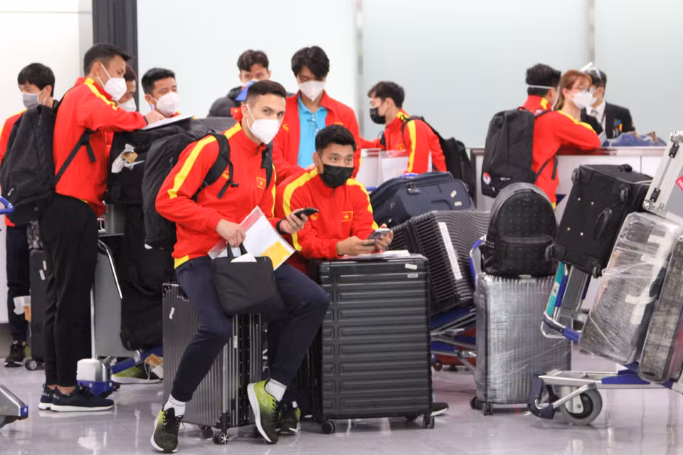 Hậu vệ Văn Thanh và các cầu thủ khác đang chờ lên xe buýt ở sân bay. (Ảnh: Đào Thanh Tùng/TTXVN)