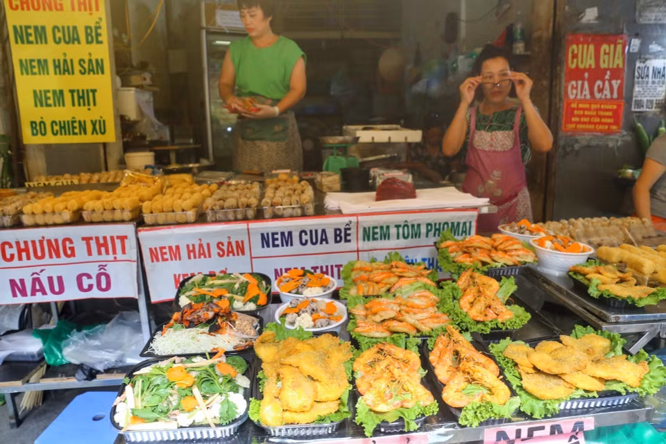 Chợ Hàng Bè, nổi tiếng với các món cỗ làm sẵn cũng được nhiều người ưa chuộng.(Ảnh: Tuấn Đức/TTXVN)