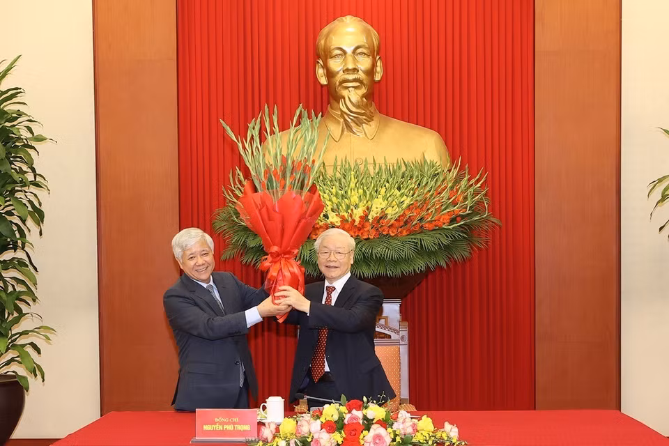 Đồng chí Đỗ Văn Chiến, Bí thư Trung ương Đảng, Chủ tịch Ủy ban Trung ương Mặt trận Tổ quốc Việt Nam tặng hoa chúc mừng Tổng Bí thư Nguyễn Phú Trọng. (Ảnh: Trí Dũng/TTXVN)