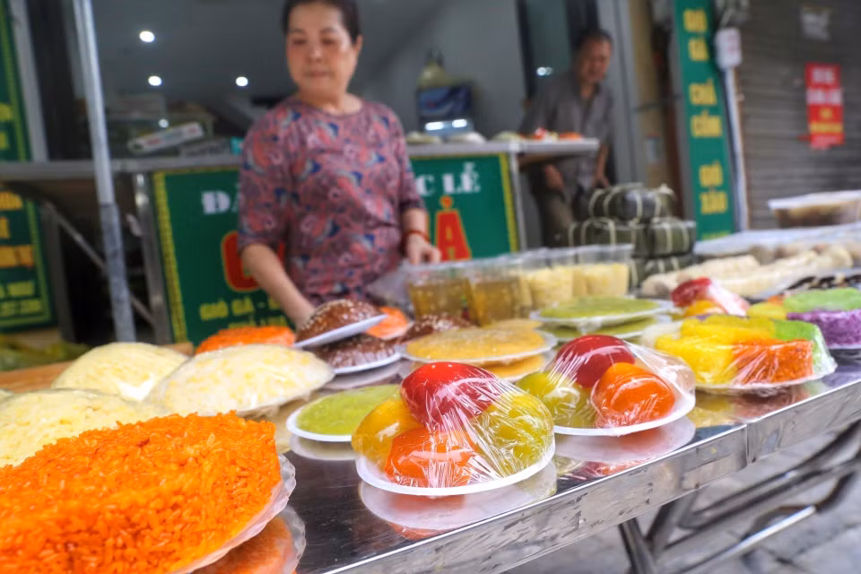 Các loại xôi là món không thể thiếu trong mâm cúng lễ Vu Lan. (Ảnh: Tuấn Đức/TTXVN)