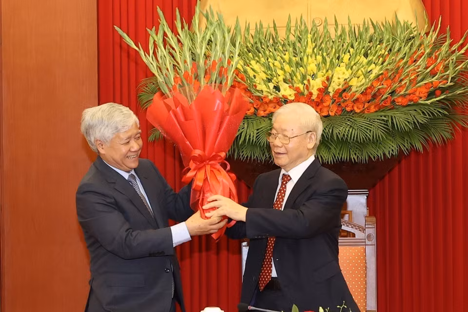 Đồng chí Đỗ Văn Chiến, Bí thư Trung ương Đảng, Chủ tịch Ủy ban Trung ương Mặt trận Tổ quốc Việt Nam tặng hoa chúc mừng Tổng Bí thư Nguyễn Phú Trọng. (Ảnh: Trí Dũng/TTXVN)
