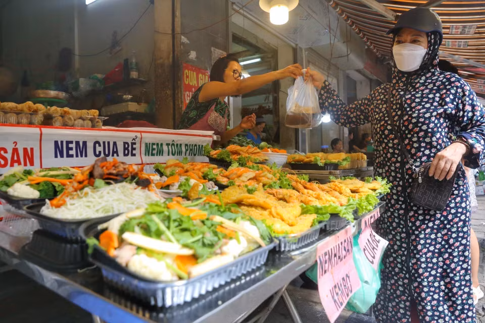 Người dân mua đồ cúng lễ Vu Lan. (Ảnh: Tuấn Đức/TTXVN)