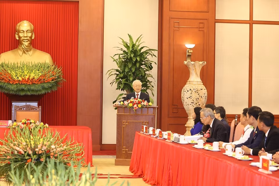 Tổng Bí thư Nguyễn Phú Trọng nói chuyện thân mật với các đại biểu dự Hội nghị biểu dương Chủ tịch Mặt trận Tổ quốc cấp xã và Trưởng ban Công tác Mặt trận tiêu biểu toàn quốc. (Ảnh: Trí Dũng/TTXVN)
