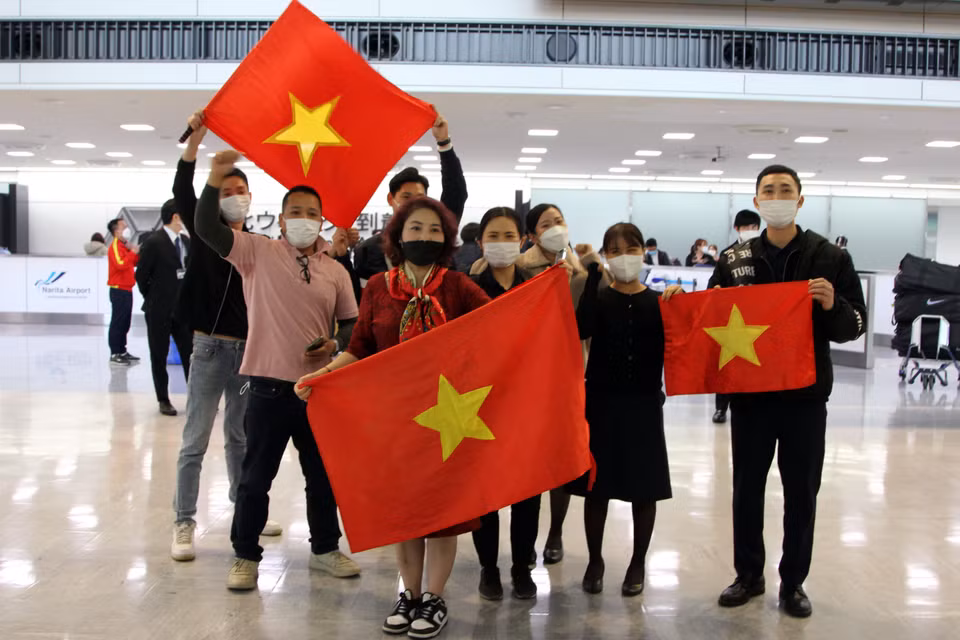 Người hâm mộ Việt Nam ở Nhật Bản cổ vũ nhiệt tình cho các tuyển thủ. (Ảnh: Đào Thanh Tùng/TTXVN)