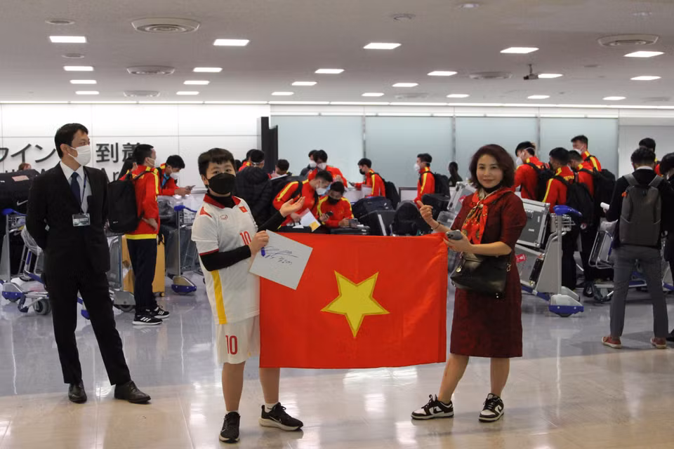 Người hâm mộ Việt Nam ở Nhật Bản cổ vũ nhiệt tình cho các tuyển thủ.(Ảnh: Đào Thanh Tùng/TTXVN)