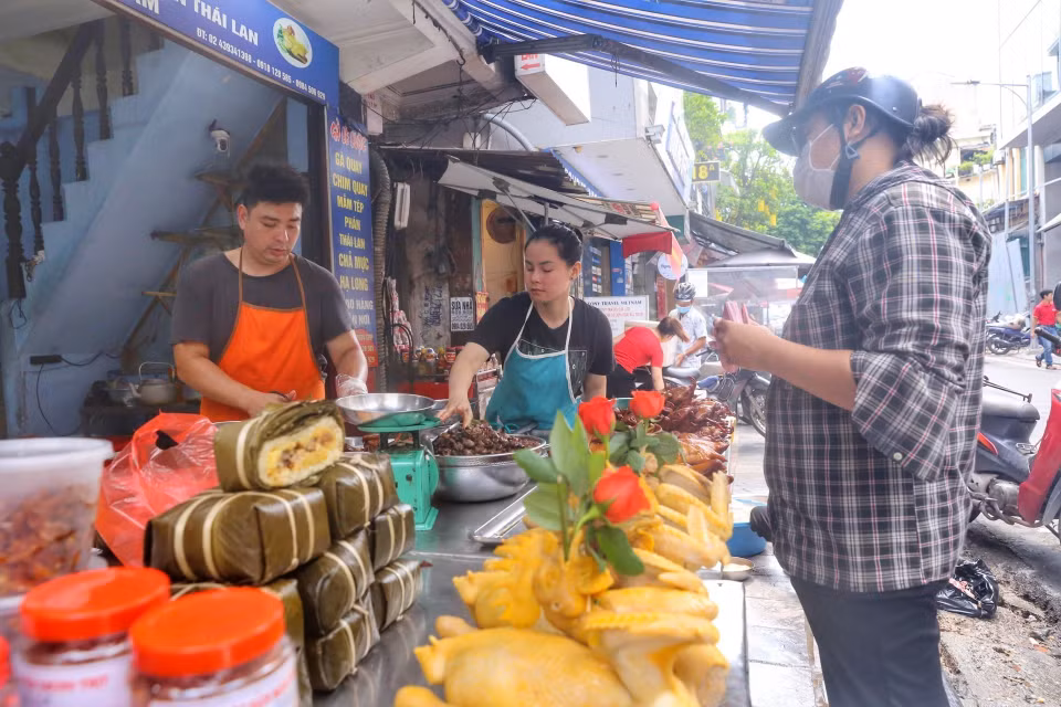 Người dân mua đồ cúng lễ Vu Lan tại chợ Hàng Bè.(Ảnh: Tuấn Đức/TTXVN)