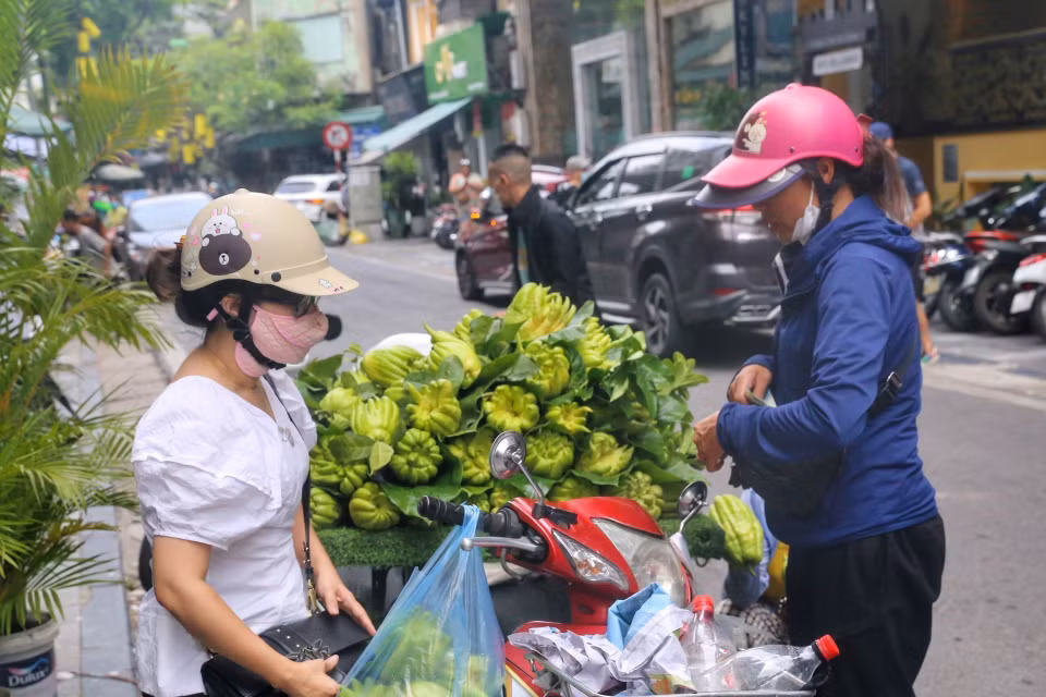 Quả Phật thủ được nhiều người dân lựa chọn cúng lễ Vu Lan.(Ảnh: Tuấn Đức/TTXVN)