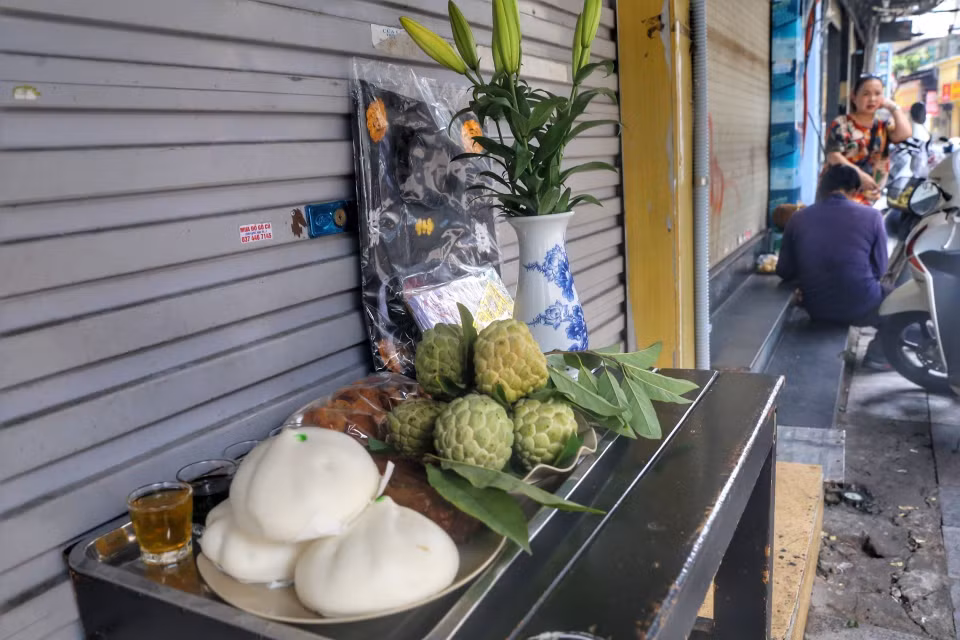 Một mâm cúng lễ Vu Lan của người dân trên phố Lương Ngọc Quyến.(Ảnh: Tuấn Đức/TTXVN)