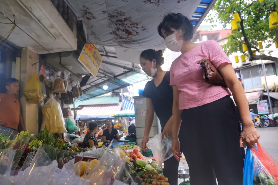 Người dân mua đồ cúng lễ Vu Lan.(Ảnh: Tuấn Đức/TTXVN)