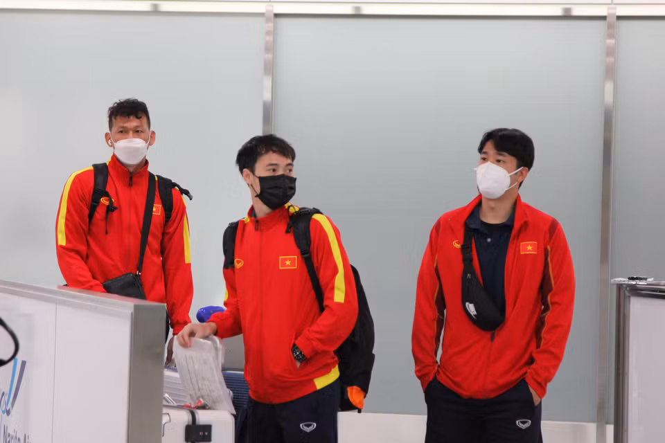 Tiền đạo Văn Toàn và thủ môn Tấn Trường đang bước ra khỏi sảnh chờ ở sân bay Narita. (Ảnh: Đào Thanh Tùng/TTXVN)
