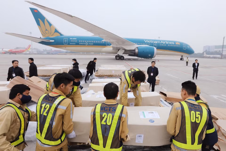 Lực lượng chức năng đưa thi thể các nạn nhân, chuẩn bị bàn giao cho các địa phương để vận chuyển từ sân bay quốc tế Nội Bài về quê nhà. (Ảnh: Lâm Khánh/TTXVN)