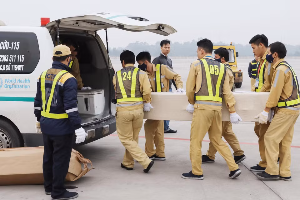 Lực lượng chức năng đưa thi thể các nạn nhân, chuẩn bị bàn giao cho các địa phương để vận chuyển từ sân bay quốc tế Nội Bài về quê nhà. (Ảnh: Lâm Khánh/TTXVN)