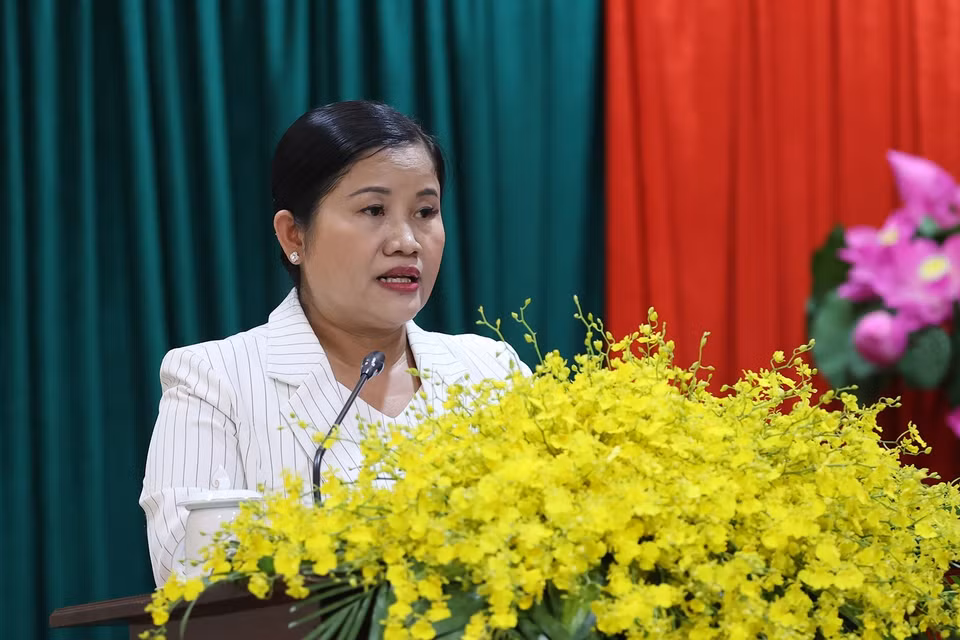 Chủ tịch UBND tỉnh Bình Phước Trần Tuệ Hiền báo cáo tình hình phát triển kinh tế-xã hội của tỉnh Bình Phước. (Ảnh: Dương Giang/TTXVN)