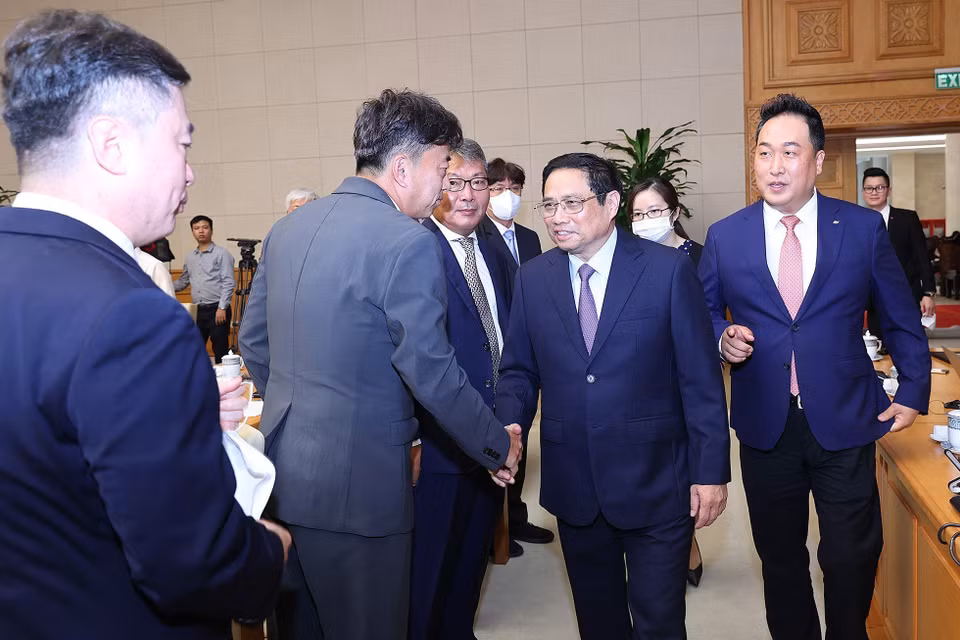Thủ tướng Phạm Minh Chính với đại diện một số tổ chức, hiệp hội doanh nghiệp Hàn Quốc tại Việt Nam. (Ảnh: Dương Giang/TTXVN)