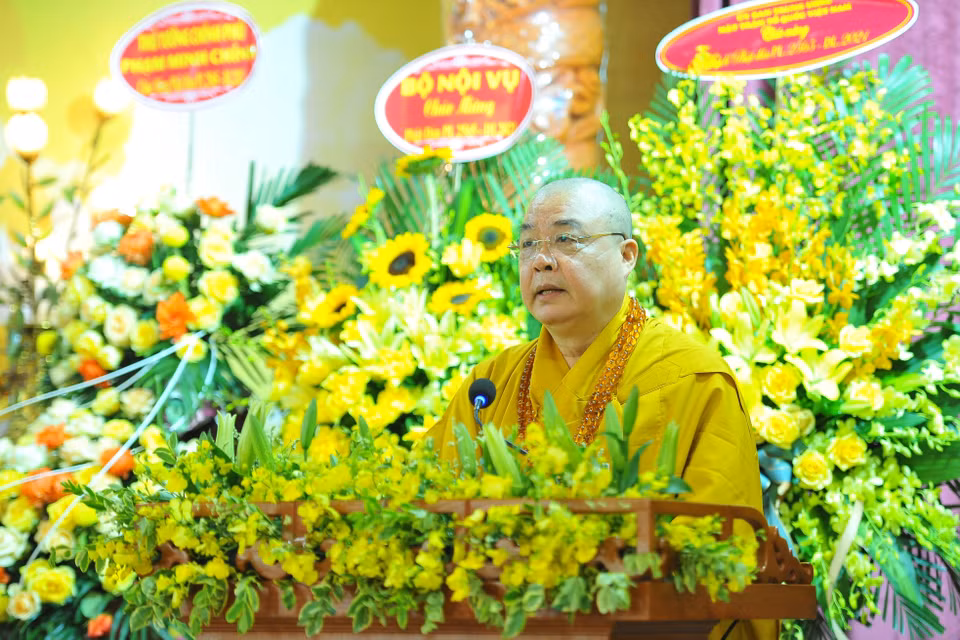 Hòa thượng Thích Thanh Nhiễu, Phó Chủ tịch Thường trực Hội đồng Trị sự Trung ương Giáo hội Phật giáo Việt Nam tuyên đọc thông điệp Phật đản 2021. (Ảnh: Minh Đức/TTXVN)