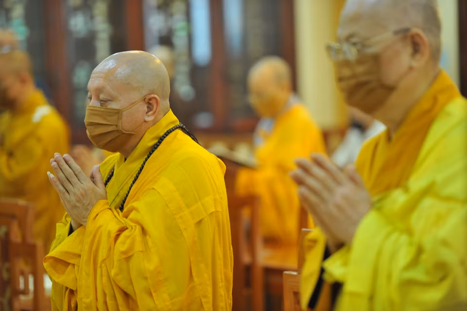 Các hòa thượng và chư tôn đức tụng bản Kinh chuyển pháp luân. (Ảnh: Minh Đức/TTXVN) 