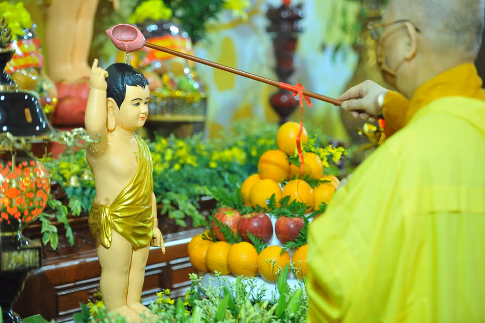 Các hòa thượng và chư tôn đức thực hiện nghi lễ tắm Phật đản sinh. (Ảnh: Minh Đức/TTXVN)
