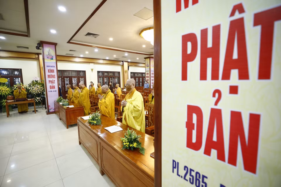 Các hòa thượng và chư tôn đức tụng bản Kinh chuyển pháp luân. (Ảnh: Minh Đức/TTXVN)