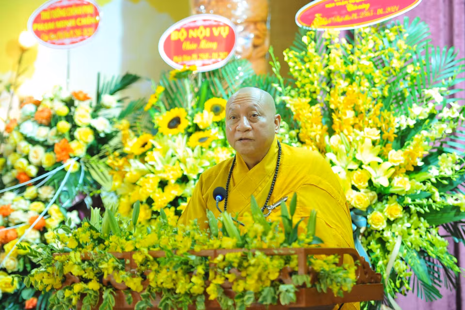 Hòa thượng Thích Gia Quang, Phó Chủ tịch Hội đồng Trị sự, Trưởng ban Thông tin Truyền thông của Trung ương Giáo hội Phật giáo Việt Nam, đọc diễn văn tại Lễ Phật đản. (Ảnh: Minh Đức/TTXVN)