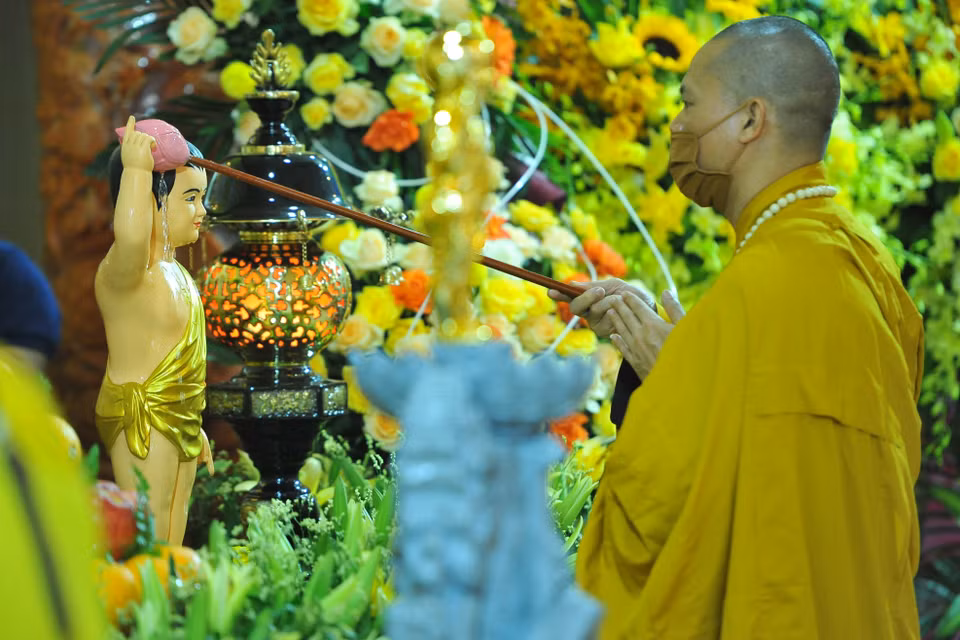 Các hòa thượng và chư tôn đức thực hiện nghi lễ tắm Phật đản sinh. (Ảnh: Minh Đức/TTXVN)