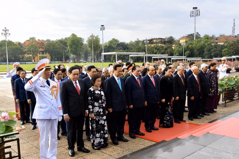 Trước buổi lễ, lúc 7 giờ 30, Đoàn đại biểu Trung ương viếng Lăng Chủ tịch Hồ Chí Minh và Đài Tưởng niệm các anh hùng liệt sĩ (đường Bắc Sơn, quận Ba Đình). (Ảnh: PV/Vietnam+)