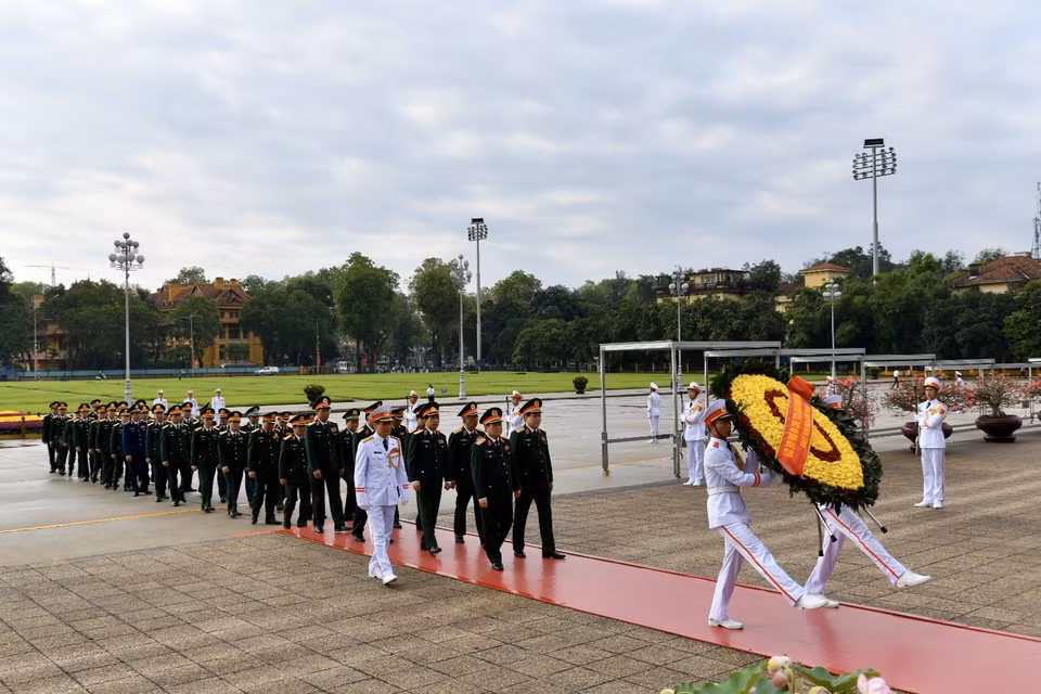 Trước buổi lễ, lúc 7 giờ 30, Đoàn đại biểu Trung ương viếng Lăng Chủ tịch Hồ Chí Minh và Đài Tưởng niệm các anh hùng liệt sĩ (đường Bắc Sơn, quận Ba Đình). (Ảnh: PV/Vietnam+)
