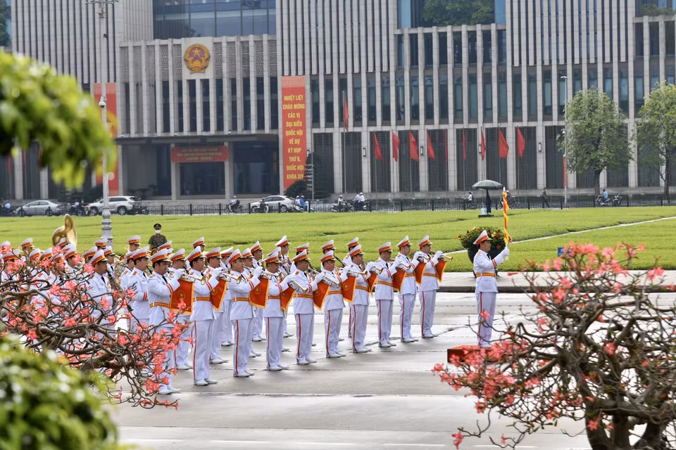Trước buổi lễ, lúc 7 giờ 30, Đoàn đại biểu Trung ương viếng Lăng Chủ tịch Hồ Chí Minh và Đài Tưởng niệm các anh hùng liệt sĩ (đường Bắc Sơn, quận Ba Đình). (Ảnh: PV/Vietnam+)