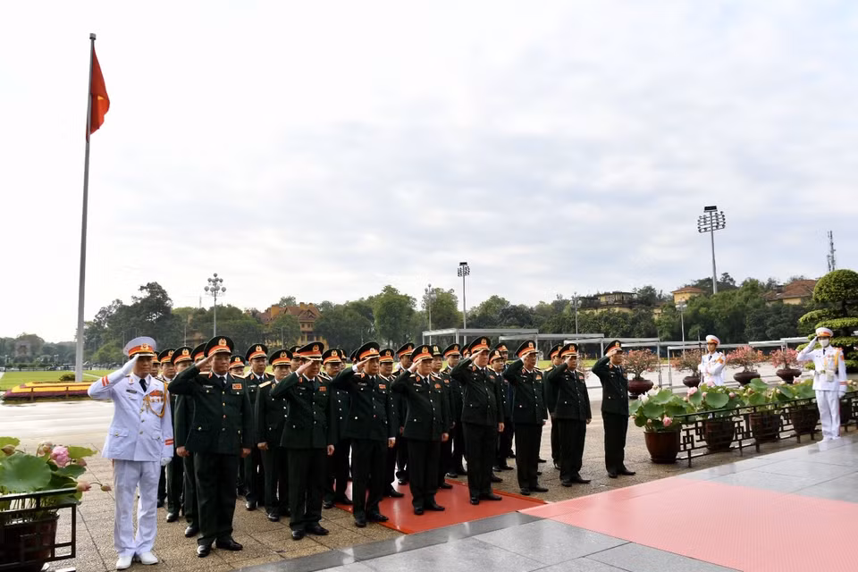 Trước buổi lễ, lúc 7 giờ 30, Đoàn đại biểu Trung ương viếng Lăng Chủ tịch Hồ Chí Minh và Đài Tưởng niệm các anh hùng liệt sĩ (đường Bắc Sơn, quận Ba Đình). (Ảnh: PV/Vietnam+)
