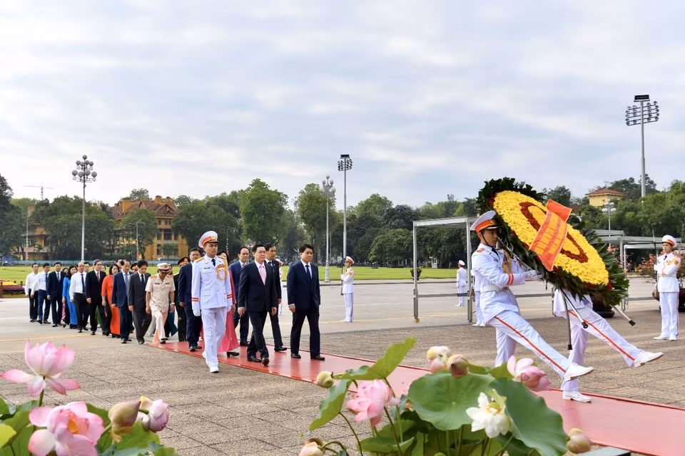 Trước buổi lễ, lúc 7 giờ 30, Đoàn đại biểu Trung ương viếng Lăng Chủ tịch Hồ Chí Minh và Đài Tưởng niệm các anh hùng liệt sĩ (đường Bắc Sơn, quận Ba Đình). (Ảnh: PV/Vietnam+)