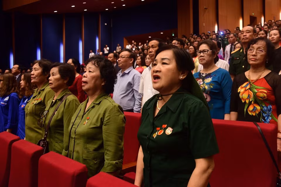 Tham dự buổi lễ cũng có nhiều các lão thành cách mạng, các Mẹ Việt Nam Anh hùng; đại diện lãnh đạo tỉnh Cao Bằng, Thành phố Hồ Chí Minh, Nghệ An, Hà Nội... (Ảnh: PV/Vietnam+)
