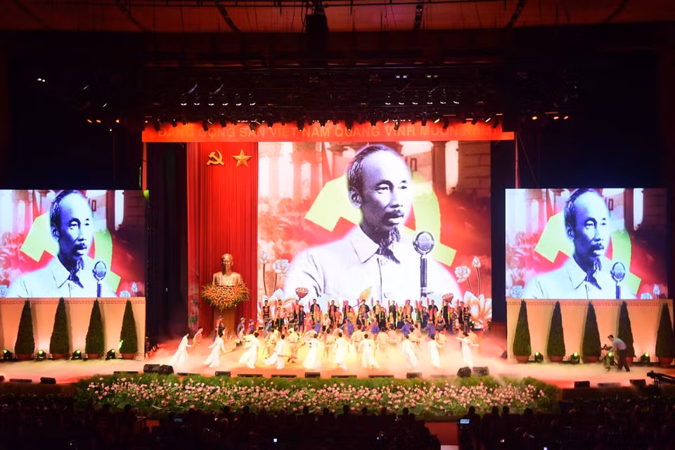Chương trình Lễ kỷ niệm tại Trung tâm Hội nghị quốc gia bao gồm: Chương trình nghệ thuật đặc biệt chào mừng; Lễ Chào cờ; diễn văn kỷ niệm của lãnh đạo Đảng và Nhà nước; phát biểu của nhân chứng đã từng làm việc hoặc có nhiều kỷ niệm được gặp Bác; phát biểu của đại diện thế hệ trẻ…(Ảnh: PV/Vietnam+)