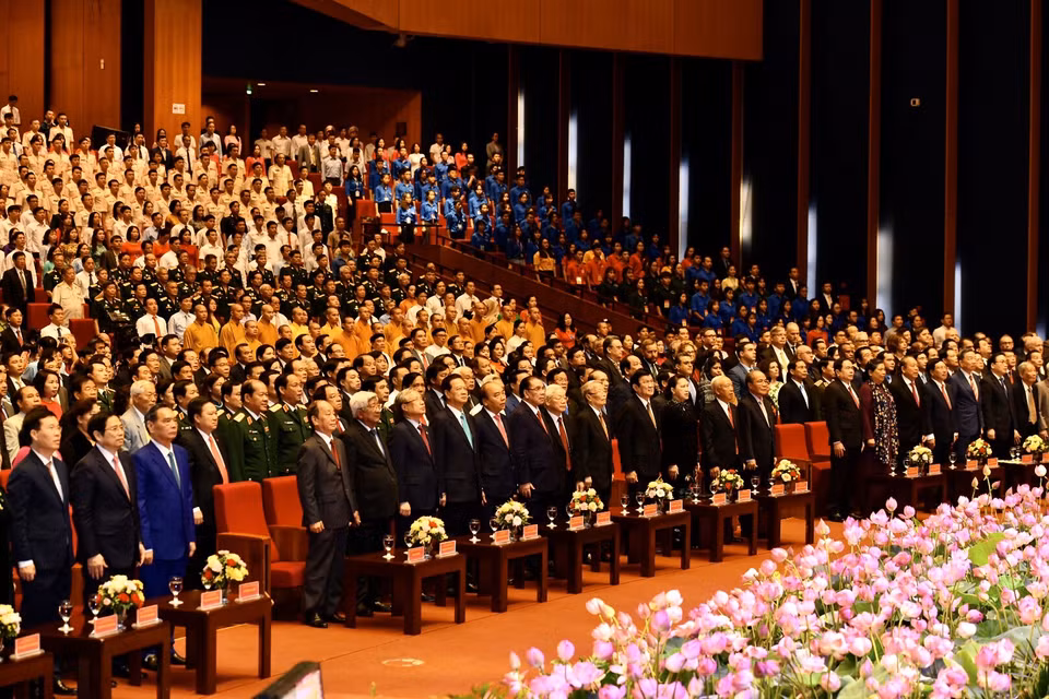 Đến dự buổi Lễ có Tổng Bí thư, Chủ tịch nước Nguyễn Phú Trọng; nguyên Tổng Bí thư Nông Đức Mạnh; nguyên Chủ tịch nước Trần Đức Lương; nguyên Chủ tịch nước Trương Tấn Sang; Thủ tướng Chính phủ Nguyễn Xuân Phúc; nguyên Thủ tướng Nguyễn Tấn Dũng; Chủ tịch Quốc hội Nguyễn Thị Kim Ngân; nguyên Chủ tịch Quốc hội Nguyễn Văn An, nguyên Chủ tịch Quốc hội Nguyễn Sinh Hùng… cùng nhiều lãnh đạo, nguyên lãnh đạo Đảng, Nhà nước, trưởng các cơ quan ngoại giao và tổ chức quốc tế tại Hà Nội. (Ảnh: PV/Vietnam+)