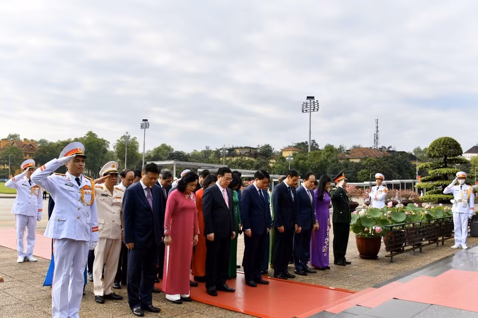 Trước buổi lễ, lúc 7 giờ 30, Đoàn đại biểu Trung ương viếng Lăng Chủ tịch Hồ Chí Minh và Đài Tưởng niệm các anh hùng liệt sĩ (đường Bắc Sơn, quận Ba Đình). (Ảnh: PV/Vietnam+)
