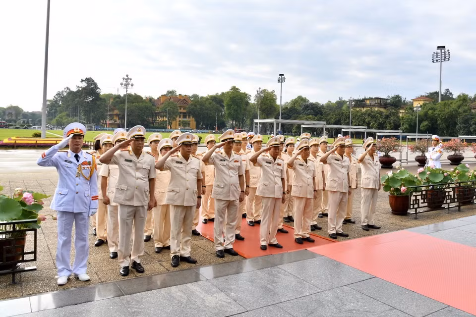Trước buổi lễ, lúc 7 giờ 30, Đoàn đại biểu Trung ương viếng Lăng Chủ tịch Hồ Chí Minh và Đài Tưởng niệm các anh hùng liệt sĩ (đường Bắc Sơn, quận Ba Đình). (Ảnh: PV/Vietnam+)