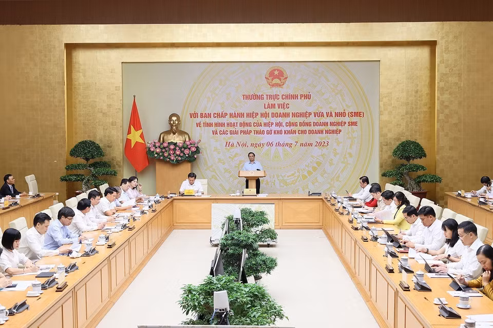Thủ tướng Phạm Minh Chính chủ trì làm việc với Hiệp hội Doanh nghiệp Vừa và Nhỏ. (Ảnh: Dương Giang/TTXVN)
