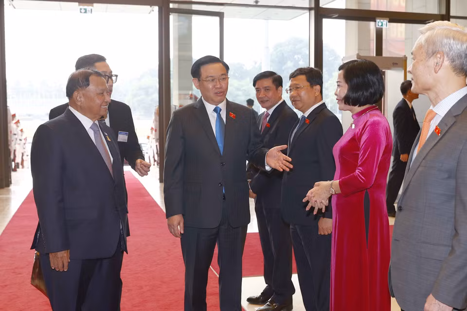Chủ tịch Quốc hội Vương Đình Huệ và đại biểu đón Chủ tịch Thượng viện Vương quốc Campuchia. (Ảnh: Doãn Tấn/TTXVN)