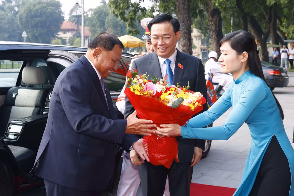 Chủ tịch Quốc hội Vương Đình Huệ đón Chủ tịch Thượng viện Vương quốc Campuchia. (Ảnh: Doãn Tấn/TTXVN)