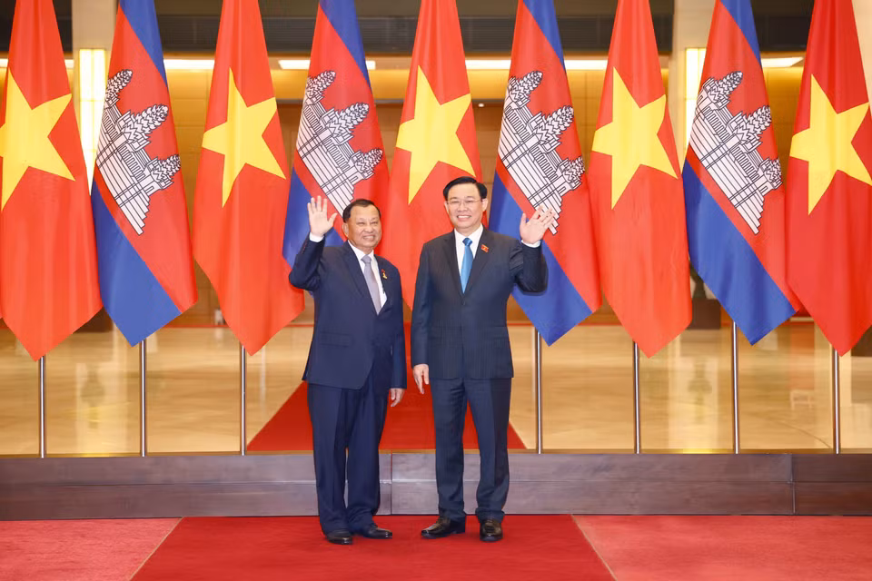 Chủ tịch Quốc hội Vương Đình Huệ và Chủ tịch Thượng viện Vương quốc Campuchia Samdech Say Chhum chụp ảnh chung. (Ảnh: Doãn Tấn/TTXVN)