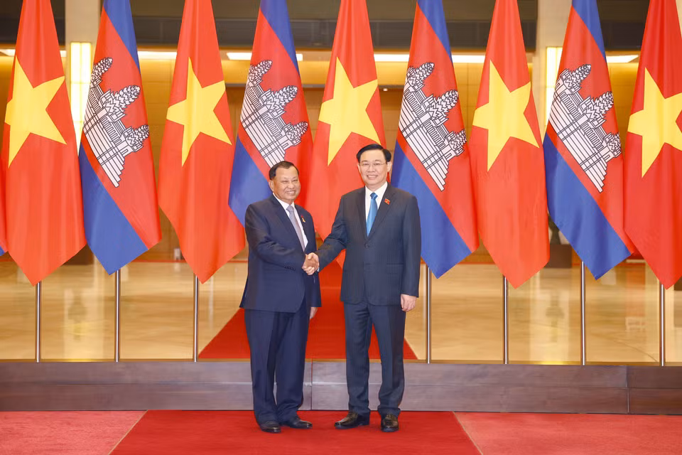 Chủ tịch Quốc hội Vương Đình Huệ và Chủ tịch Thượng viện Vương quốc Campuchia Samdech Say Chhum chụp ảnh chung. (Ảnh: Doãn Tấn/TTXVN)
