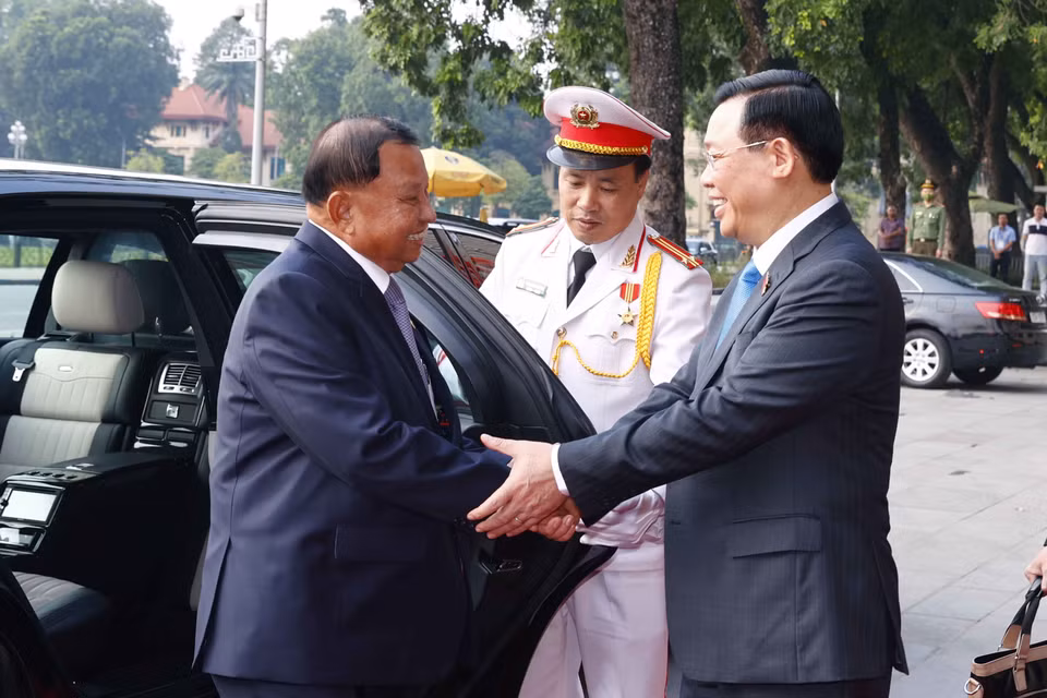 Chủ tịch Quốc hội Vương Đình Huệ đón Chủ tịch Thượng viện Vương quốc Campuchia. (Ảnh: Doãn Tấn/TTXVN)