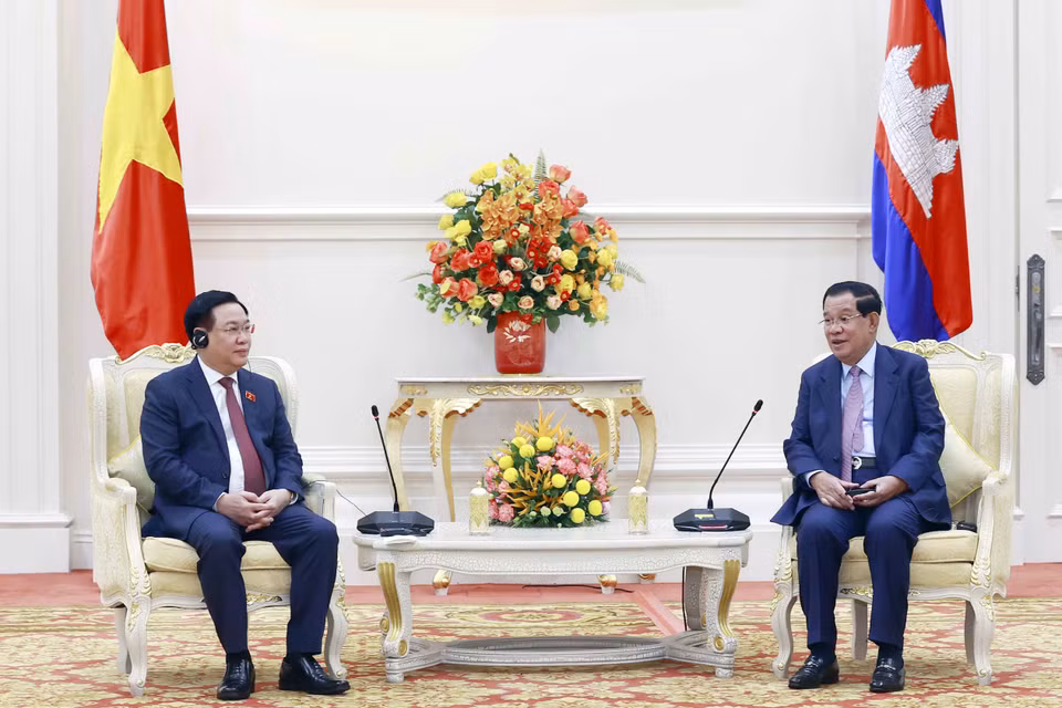 Chủ tịch Quốc hội Vương Đình Huệ hội kiến Thủ tướng Vương quốc Campuchia Samdech Techo Hun Sen. (Ảnh: Doãn Tấn/TTXVN)