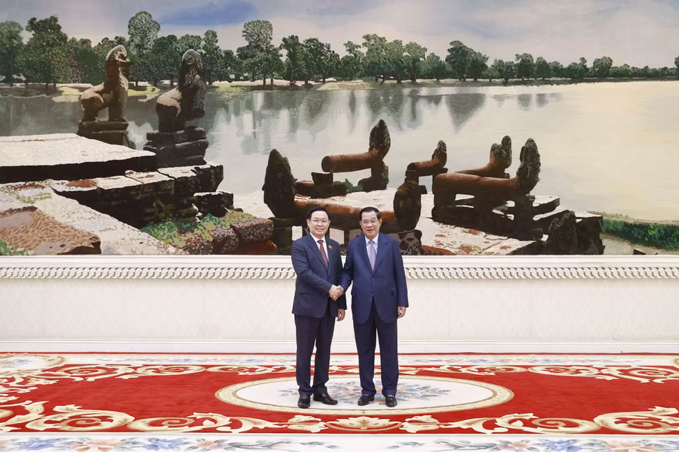Chủ tịch Quốc hội Vương Đình Huệ và Thủ tướng Vương quốc Campuchia Samdech Techo Hun Sen chụp ảnh chung. (Ảnh: Doãn Tấn/TTXVN)